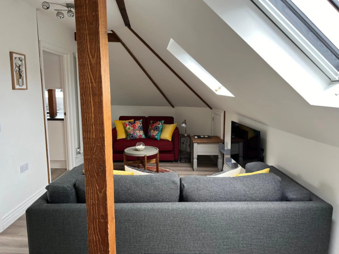 Delightful 1 bedroom Split-Level Apt in Glastonbury Town Centre
