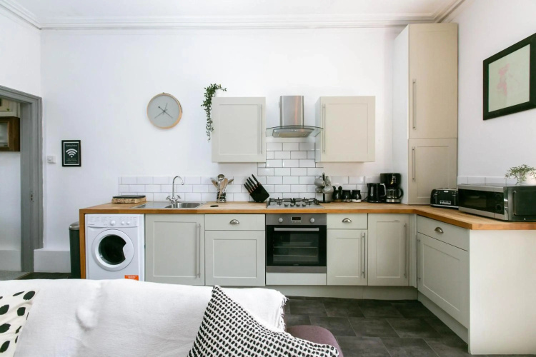 Spacious, Quiet and Central Apartment With Parking