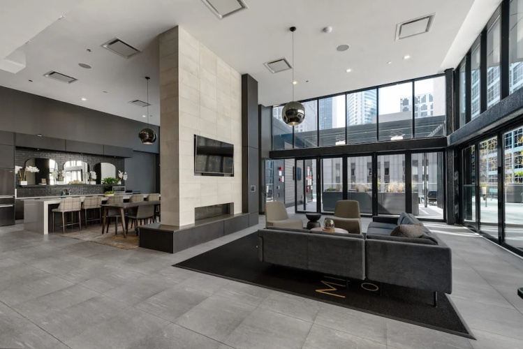 Apartment in The Loop Great Amenities Near Shops
