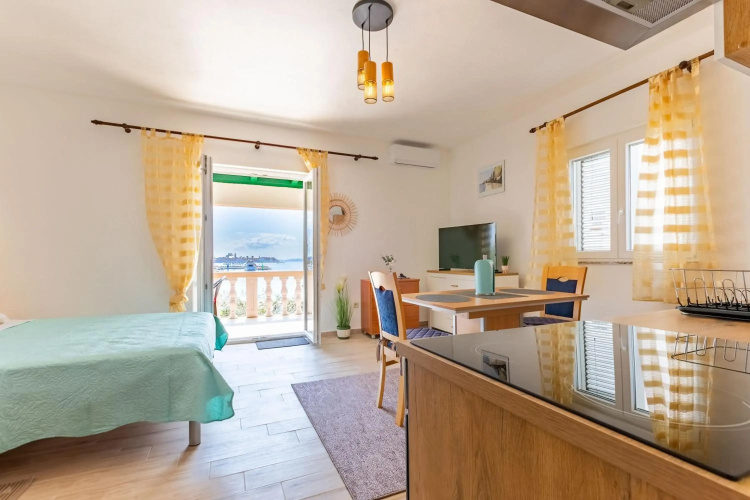 Mare-More studio w balcony and beach front and view