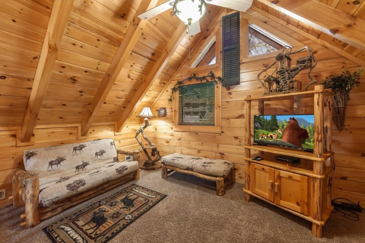 Moose Tracks 3 Bedroom Cabin by RedAwning
