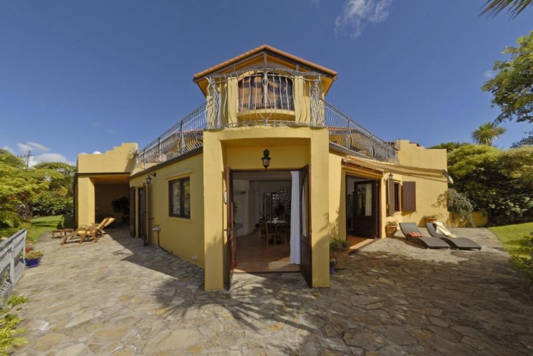 2 Bedrooms Villa