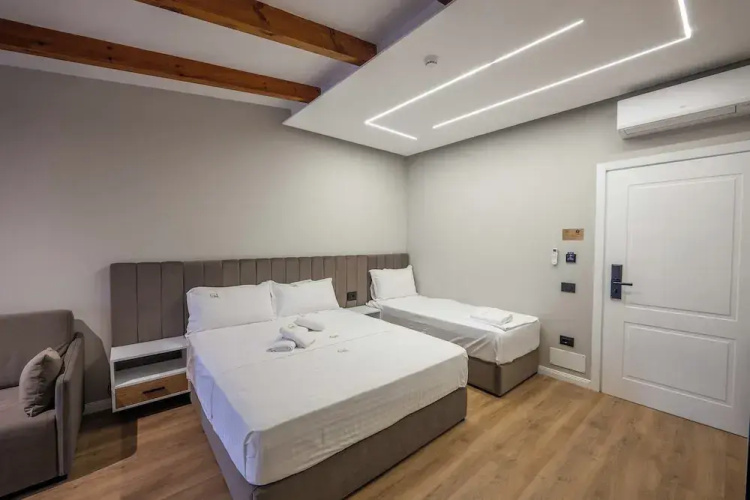 Golemi Lux Hotel