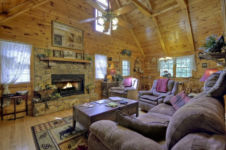 Snuggle Inn & Treehouse