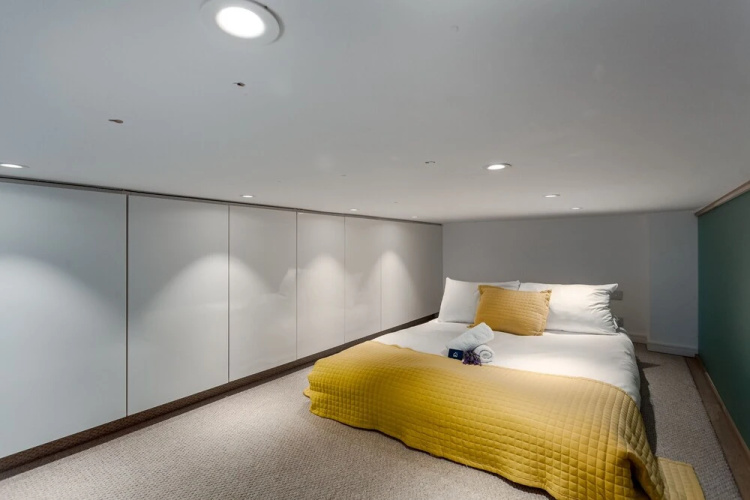 Spacious Canfield Gardens Studio