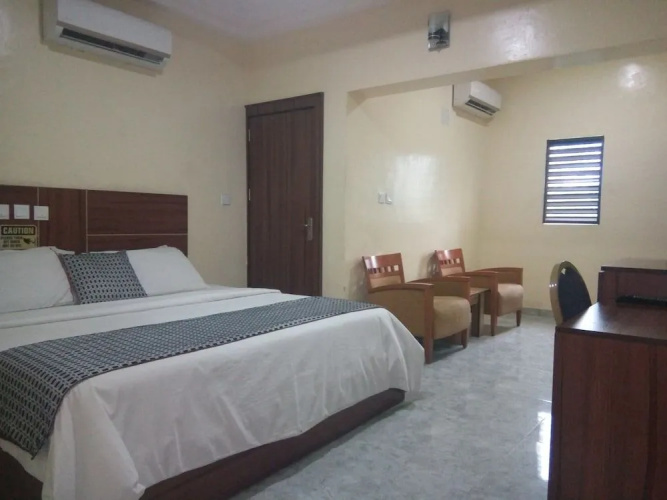 Lois Hotel