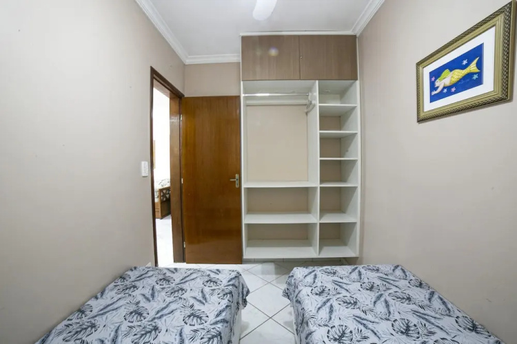Apto 22E ar condicionado e ventilador, 2 quartos, churrasqueira, elevador e piscina