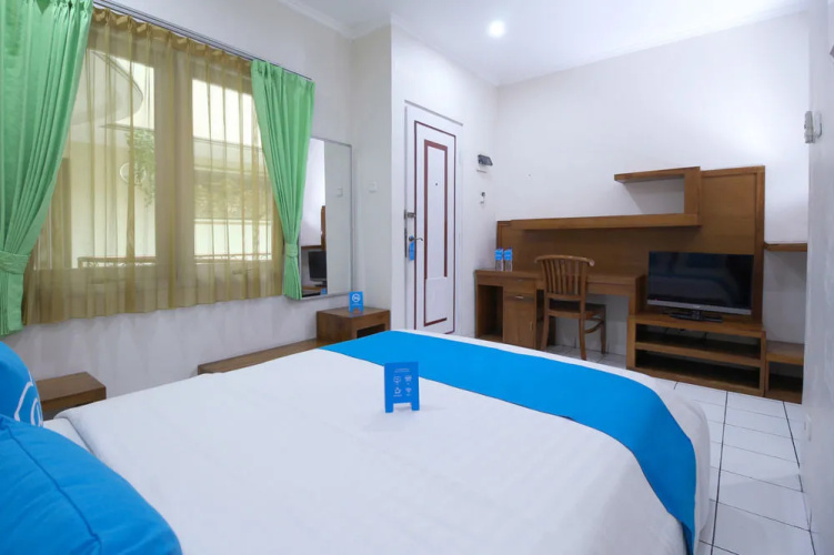 RedDoorz near Setrasari Mall 2