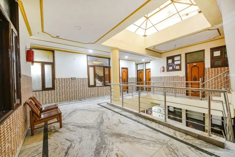 Fabhotel Royal Inn