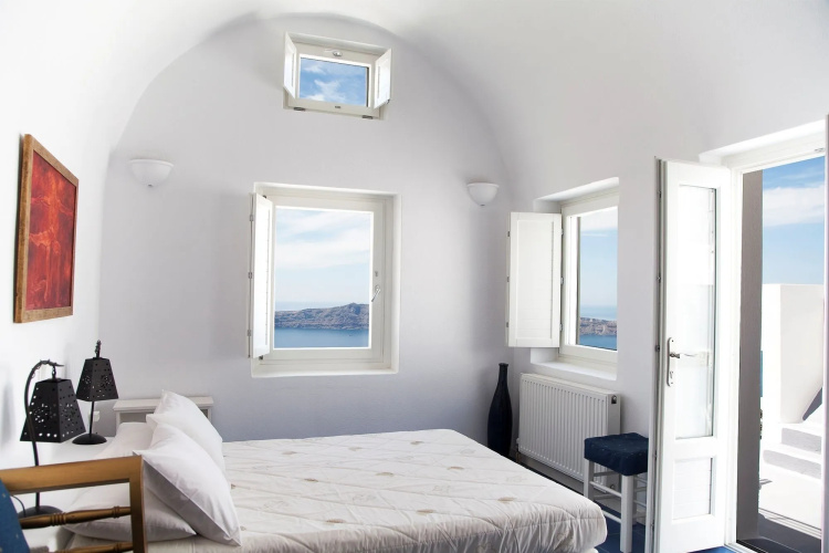 WhiteDeck Hotel
