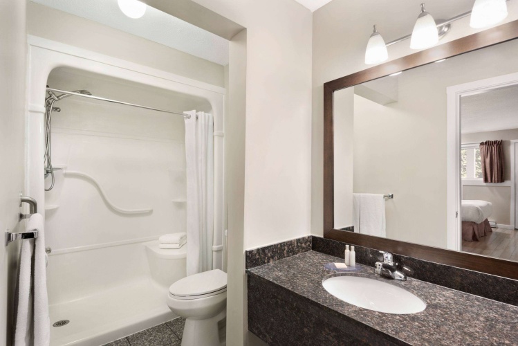 Travelodge By Wyndham Salmon Arm photo 10