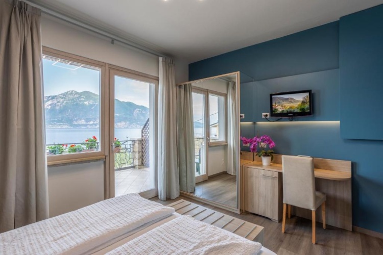 Deluxe Double room with balcony and with lake view