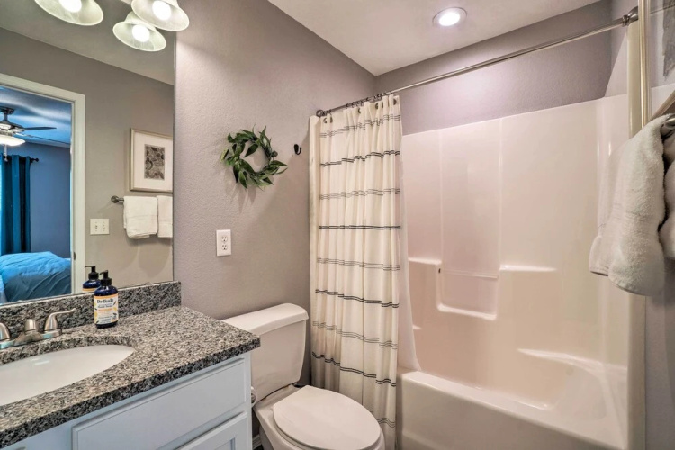 Modern Condo w/ Deck ~ 7 Mi To Branson Landing!