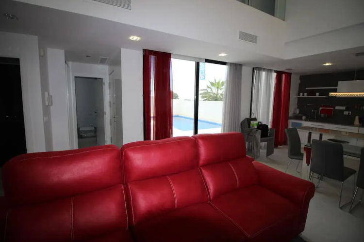 Villa con piscina Activa28