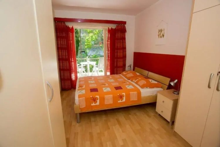 Sunny Apartment with private parking