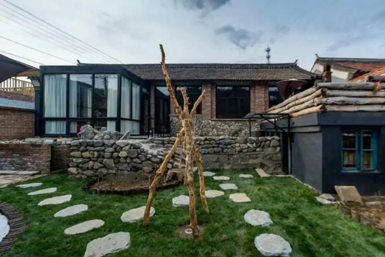 Yi Jing. Escape Split House