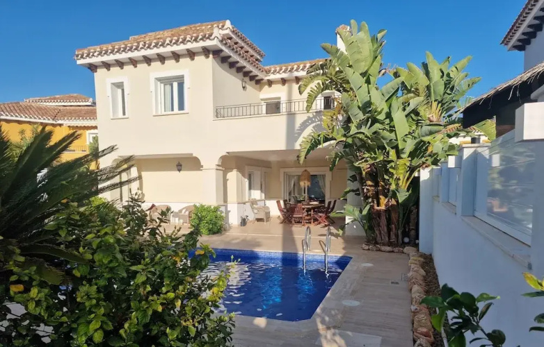Luxury Villa - Pet Friendly & Free Parking
