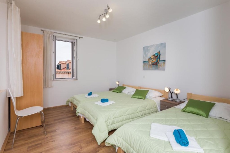 Standard Triple room with city view