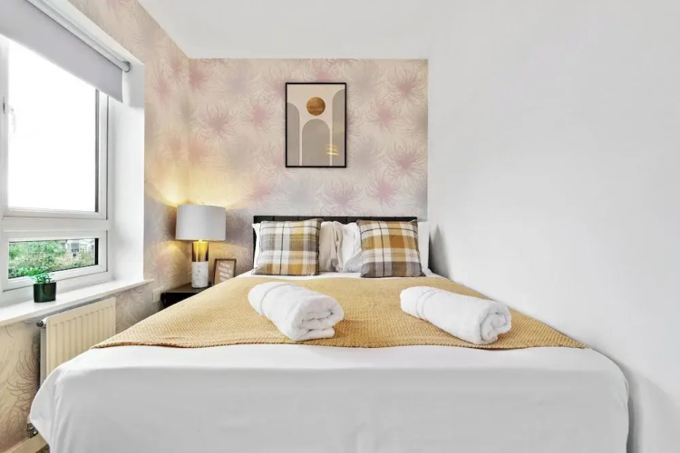House - Sleeps 4 - Garden - Parking
