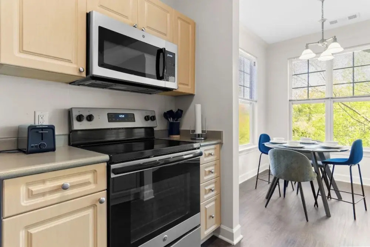 Upscale King 2BR Suite Downtown Raleigh
