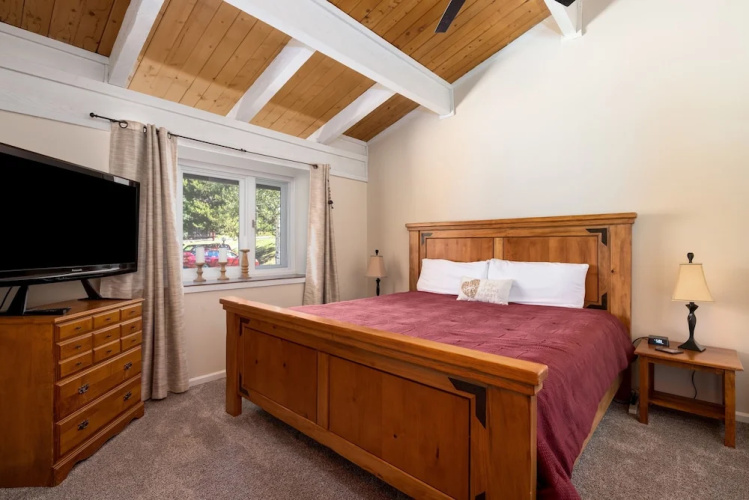 Herbage E2 Townhouse Near Mountain Base by RedAwning