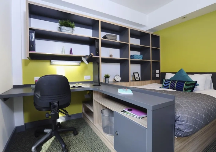 5 Bedrooms Apartment