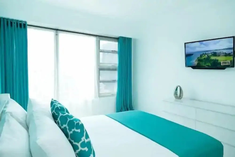 Apartment with roof top pool