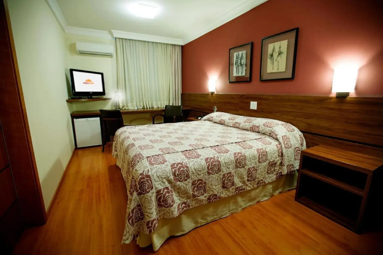 Eston Hotel