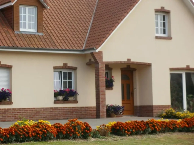 2 Bedrooms Apartment with land view