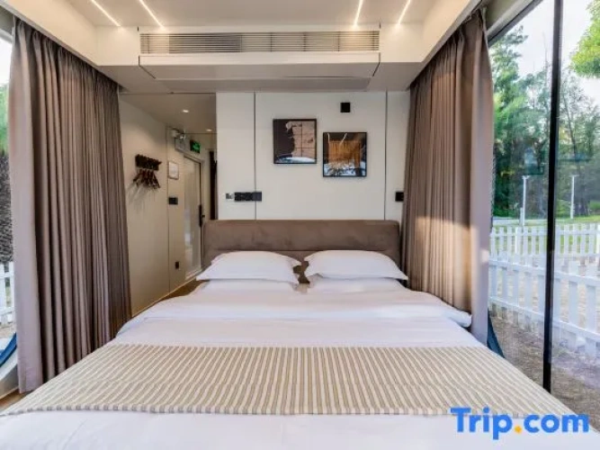 Standard room with balcony and seafront