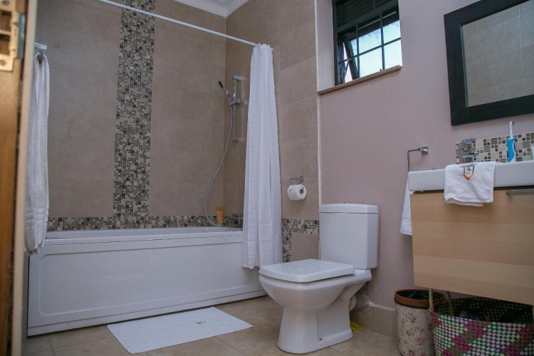 2 Bedrooms Bungalow