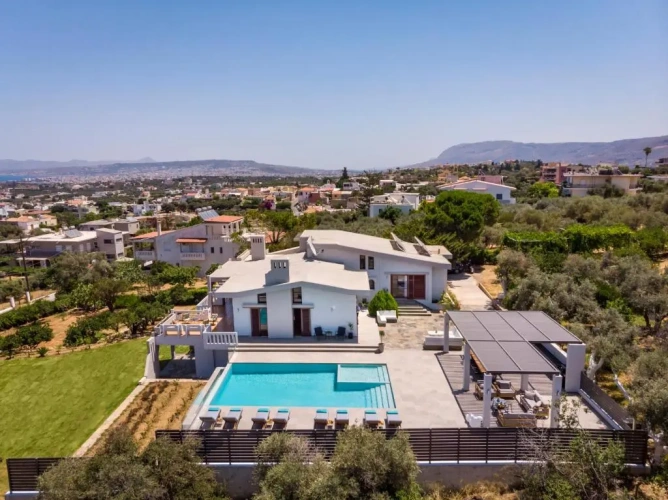 4 Bedrooms Villa