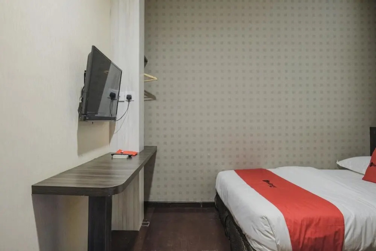RedDoorz Plus near Pantai Coastarina 2