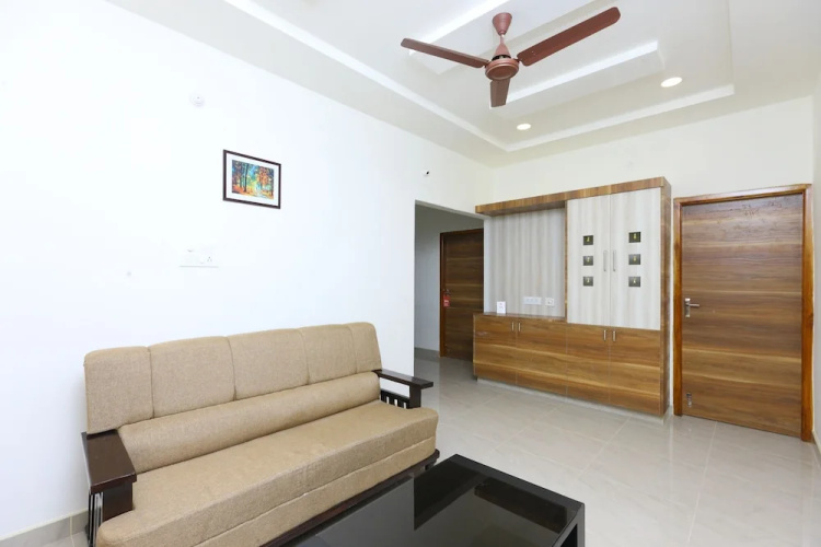 OYO 10701 Moukthi Apartment