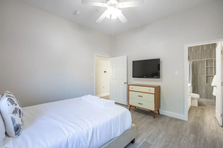 8140 E Pine - 6 Br Home
