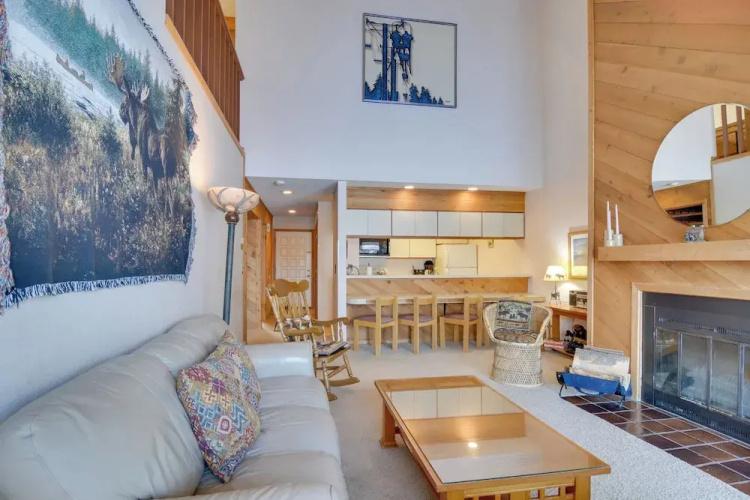 Bellaire Townhome on Summit Mtn w/ 2 Balconies!