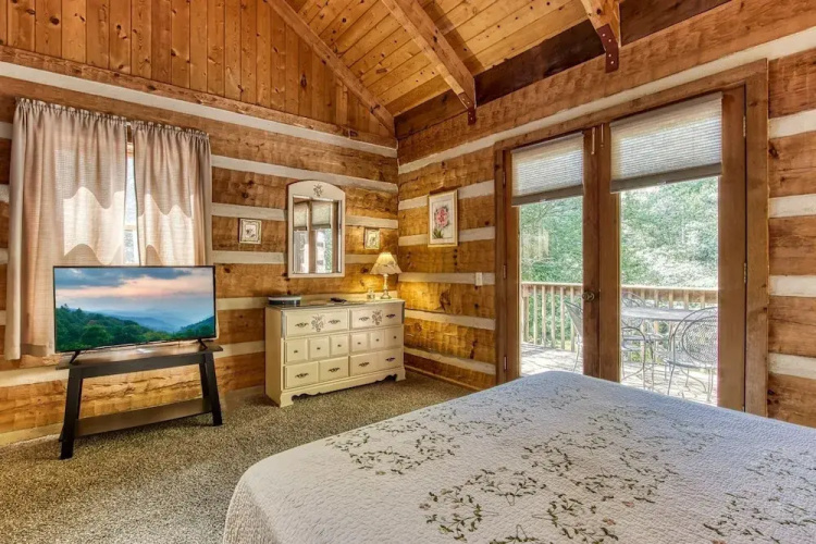 Valhalla - Private Rustic Getaway 2 Bedroom Cabin by RedAwning