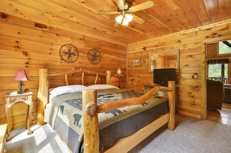 Spacious Cubby Bear Cabin with Private Hot Tub by Redawning