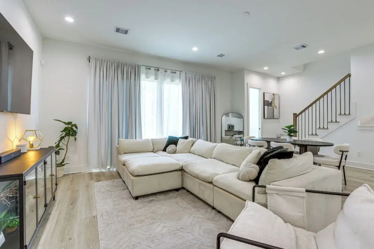 Townhome 2 Mi to Hermann Park, Zoo & Museums!