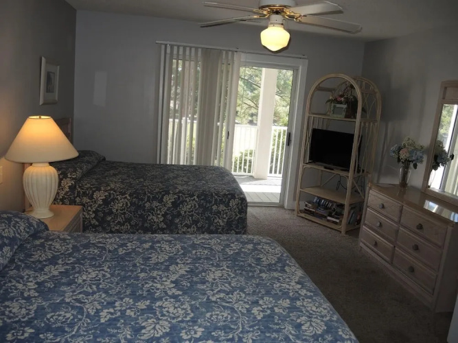 1005m 1 Bedroom Condo by RedAwning