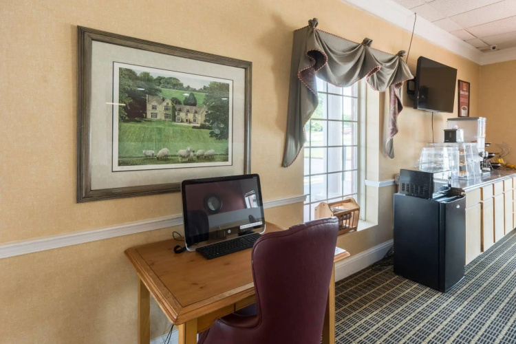 Econo Lodge Inn & Suites