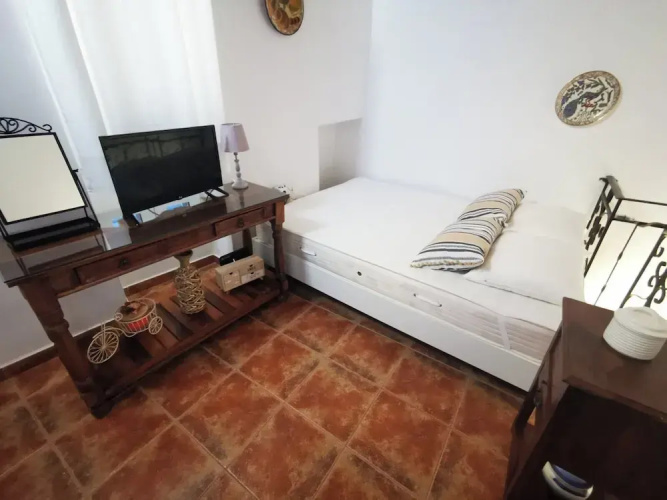 Authentic White House in Paros Lefkes