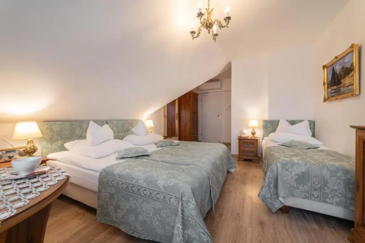 Standard Triple room
