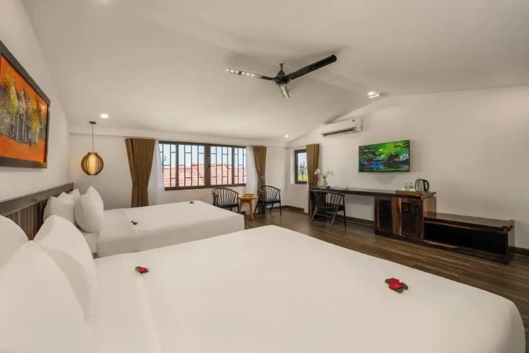 Deluxe Quadruple room with balcony