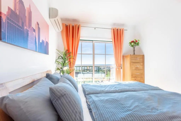 Lovely 2 bedroom apartment including pool, stunning ocean views & beach closeby