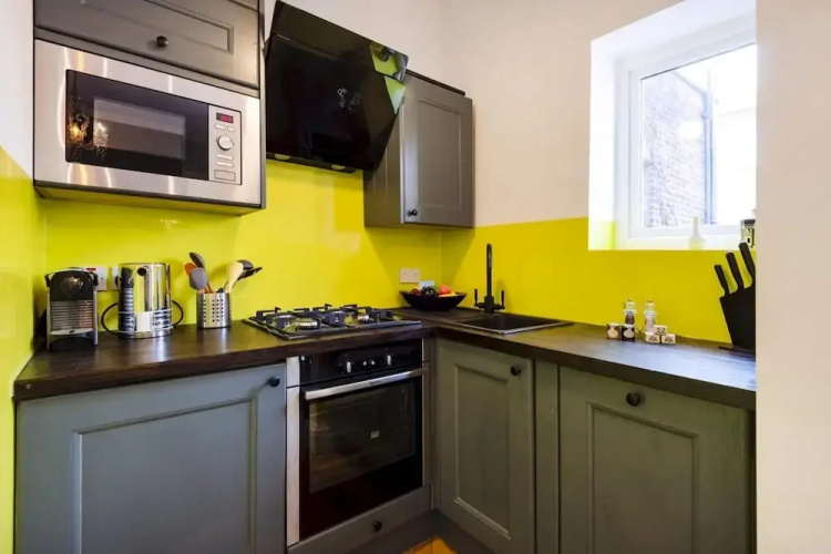 Bright 1BR + Balcony by Hyde Park