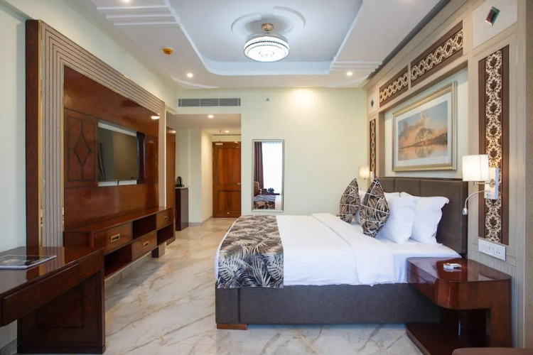 The Avenue Grand