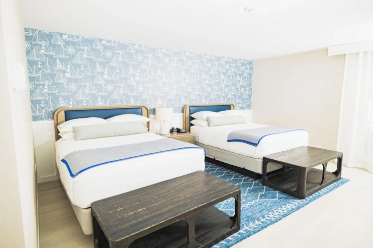 Standard Quadruple room with city view