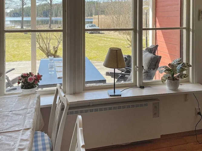 Lakefront Cottage in Torsebo