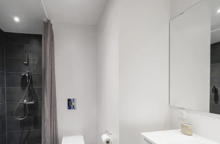 Fantastic Apartment w French Balcony